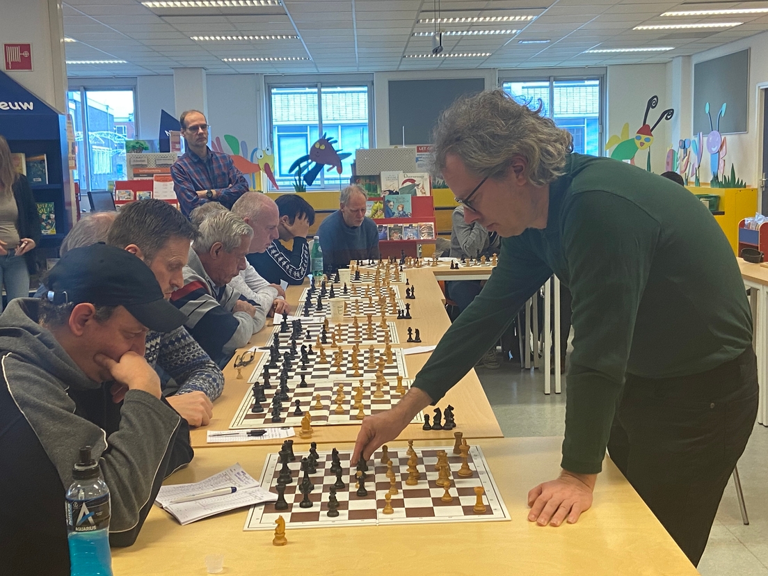 Simultaanschaken met Schaakgrootmeester Dimitri Reinderman