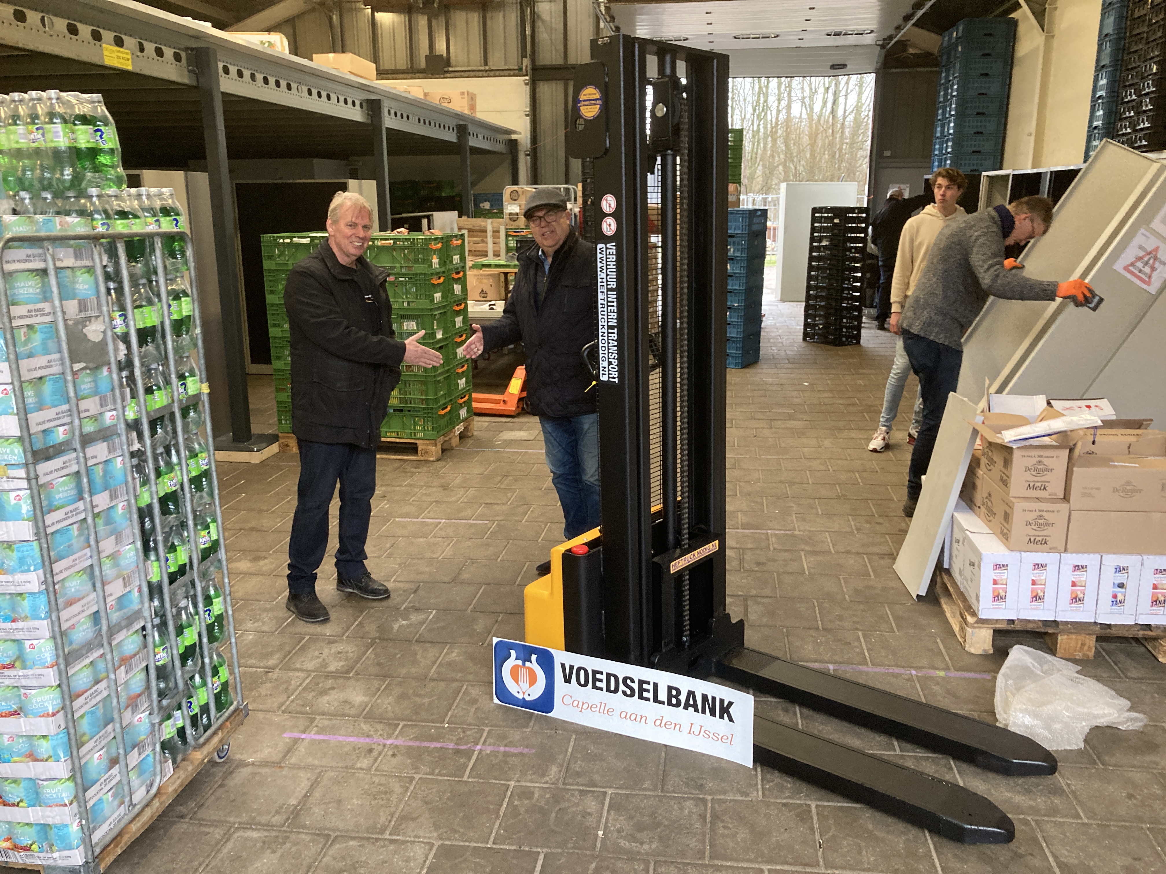 Hobutra levert gratis elektrische stapelaar aan Voedselbank Capelle