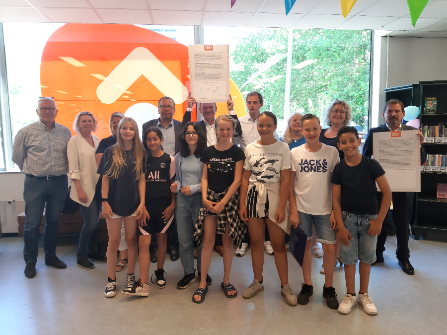 Partijen tekenen het manifest Leesoffensief Rijnmond