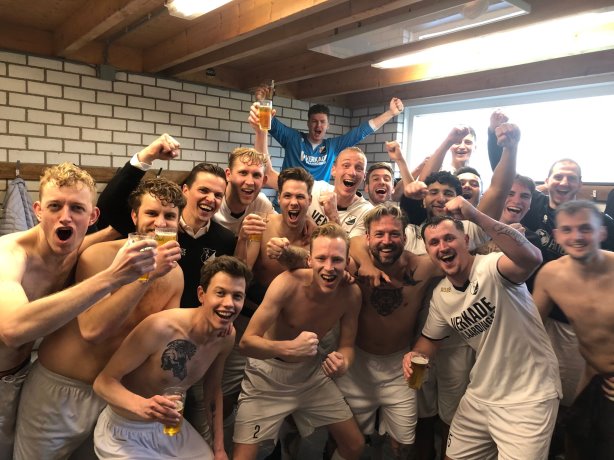 DVO recht rug en kijkt voorzichtig naar onder en naar boven