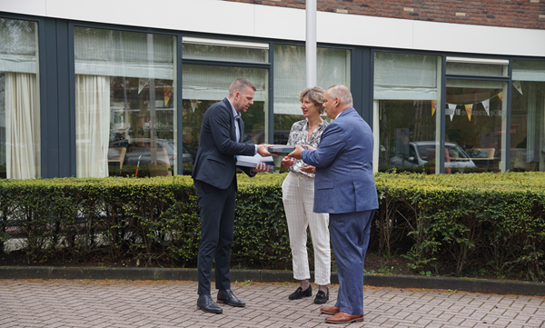 Petitie voor behoud bushalte bij Zonnehuis overhandigd