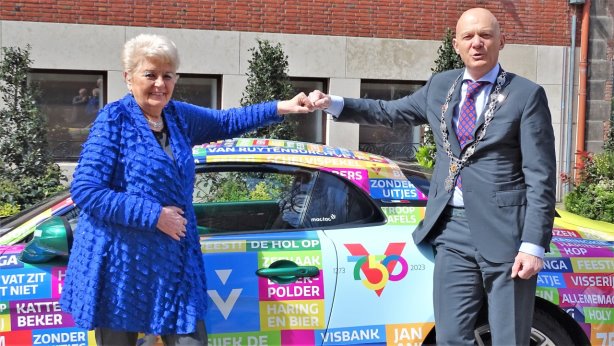 Vlag uit voor burgemeester en artiesten