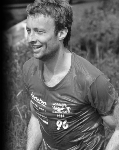 Wethouder Koen Kegel steekt de handen uit de mouwen