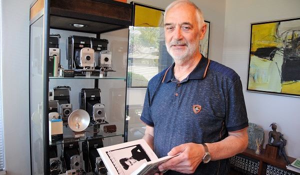 Eerste exemplaar van boek 'Polaroid in Nederland' wordt op IDDF uitgereikt aan Bløf