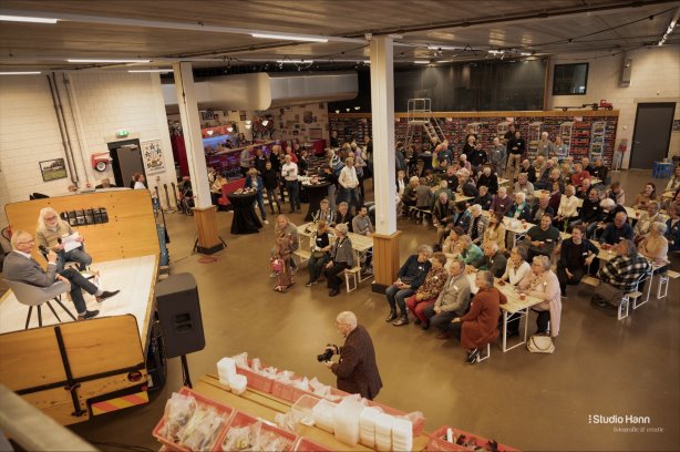 Familiestamboomboek Van Buuren gepresenteerd
